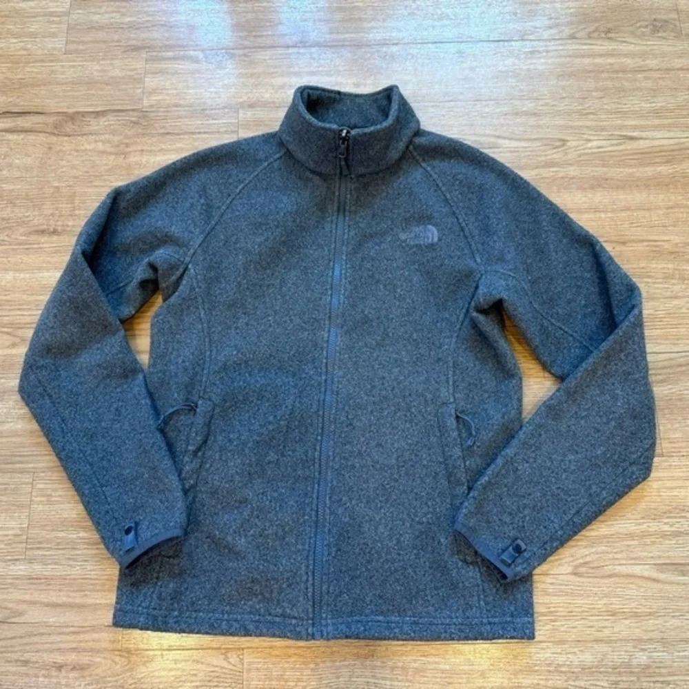 The North Face Mens classic full zip layering fleece